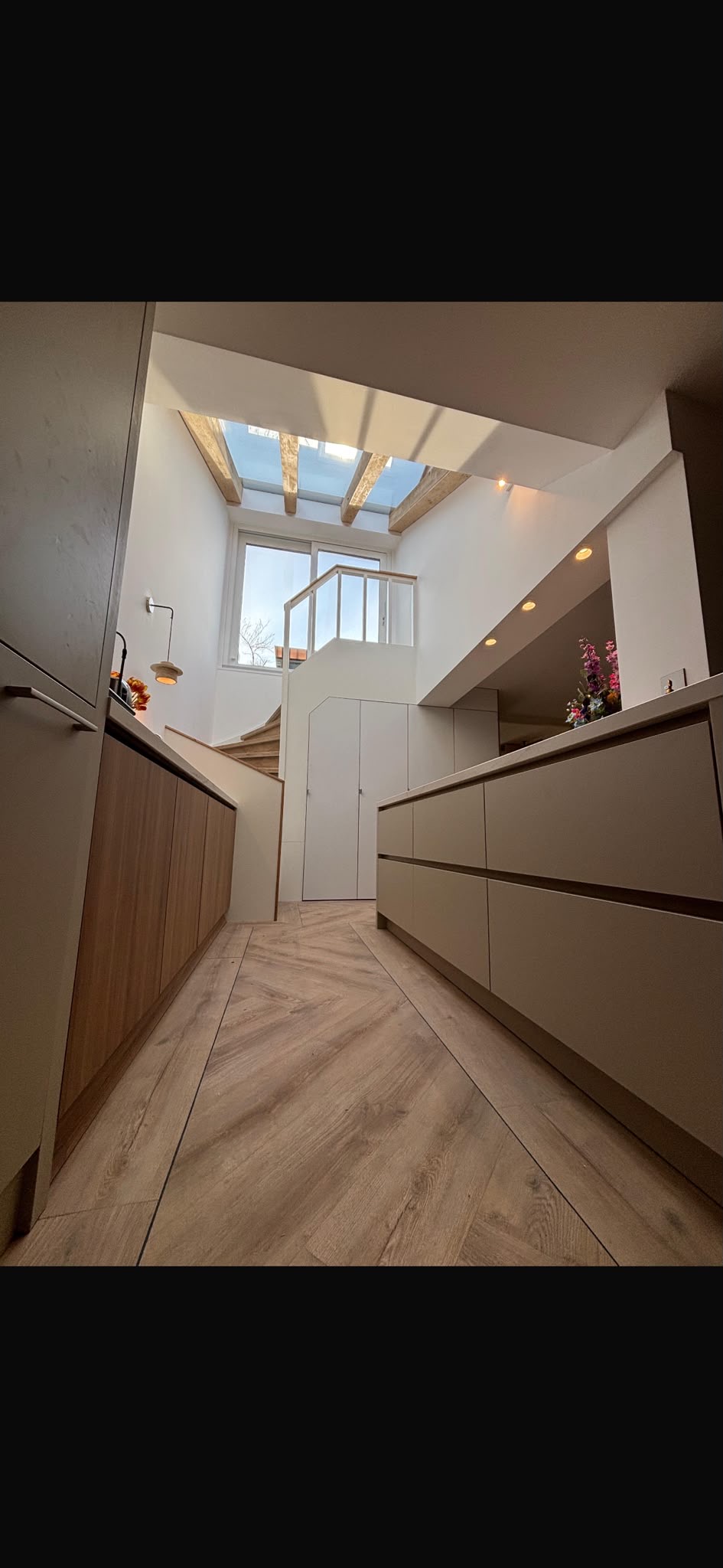 Open keuken Haarlem — vloerperspectief met visgraatvloer en keukeneiland